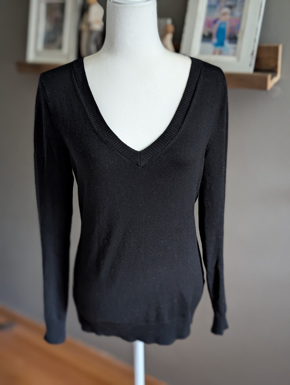 Banana Republic Minimalist Black Merino Wool Blend V Neck Sweater Medium